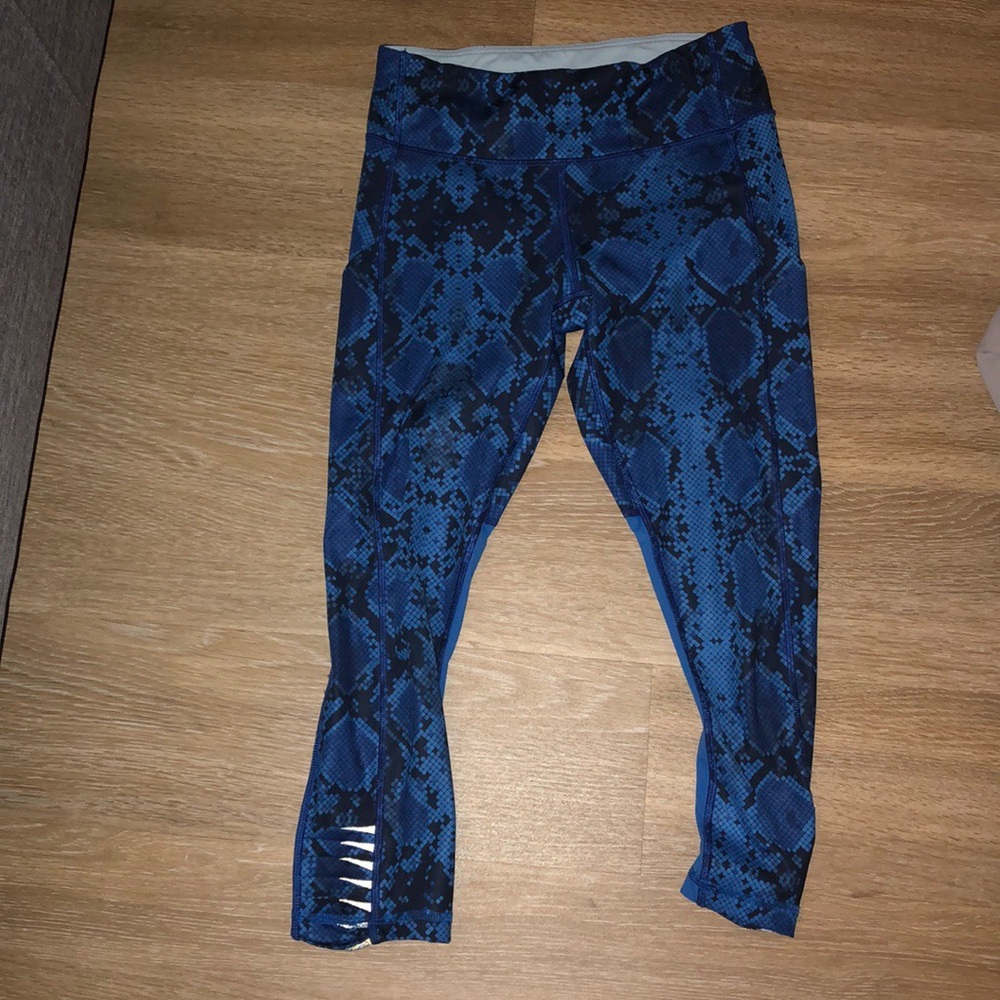 Lululemon Blue snake print cropped legging